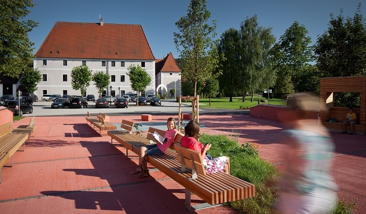 Zeillerner Marktplatz "Roter Platz", © Kurt Hörbst