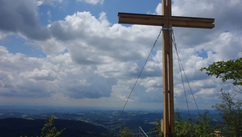 Gipfelkreuz, Aussichtsberg Burgsteinmauer, © Leo Baumberger