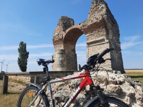 Heidentor Petronell-Carnuntum, Fahrrad, © Donau Niederösterreich, Neubauer