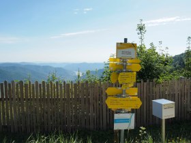 Wegweiser beim Naturparkhaus am Jauerling, © Donau NÖ Tourismus/JMZ