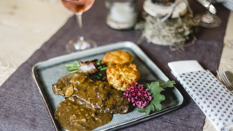 Mit Steinpilzen gefüllter Rostbraten, © Niederösterreich Werbung/David Schreiber