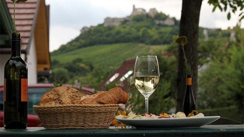 Wir schenken auch im Gmoakeller aus., © Weingut Tor zur Sonne