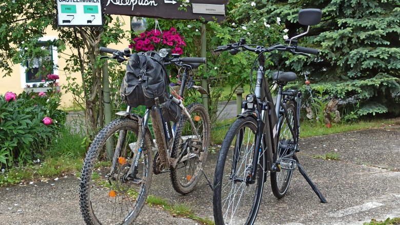 Haben Sie aber Lust auf Action und Bewegung - dann können Sie Ihr Bedürfnis auf einigen Wegen des schönen Wienerwalds stillen. 
Dieser bietet die Möglichkeit auf einige ausgedehnten Radtouren, Nordic - Walken, spazieren oder Mountainbiken. 

Wir bieten Ihnen die Möglichkeit Ihre E-Bikes sicher bei uns abzustellen, den Akku mit aufs Zimmer zu nehmen oder direkt bei Ihren Rädern zu laden., um am Nächsten Tag gleich wieder starten zu können., © Breitner Beate