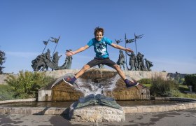 Sportliches Kind vor dem Nibelungendenkmal Tulln, © Donau Niederösterreich - Kamptal-Wagram-Tullner Donauraum