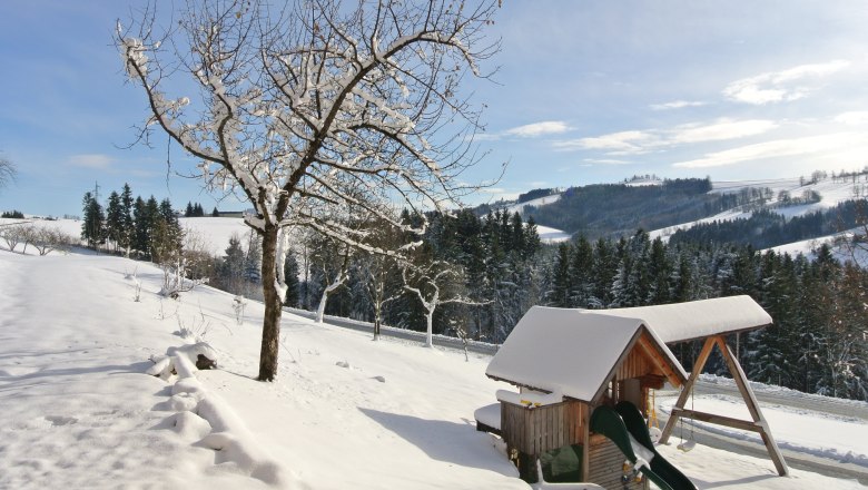 Rutschen und dann vielleicht noch einen Schneemann bauen - immer was los für Kinder am KorniHof., © Carina Korntheuer