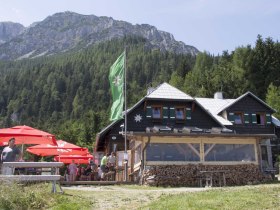 Edelweisshütte mit Blick auf die Fadenwände, © Alpenverein Edelweiss