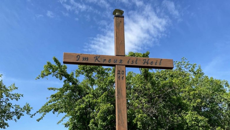 Ein Bankerl zum Verschnaufen steht direkt neben dem Kreuz, © Weinstraße Weinviertel