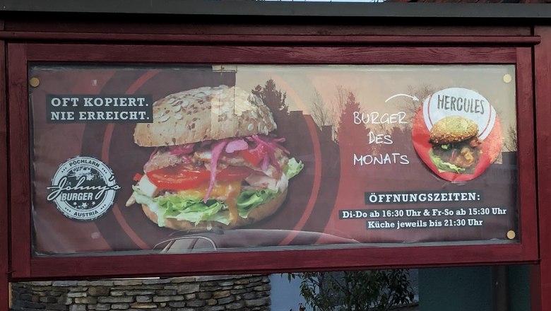 Johny's Infotafel vor dem Lokal in Pöchlarn, © Donau NÖ Tourismus GmbH