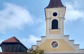 Kapelle in der Ortsmitte von Oberbergern mit Treppengiebel und Turmaufsatz mit Spitzhelm. Hier beginnt die 13. Etappe des Welterbesteiges, © Radler-Rast