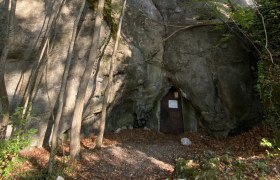 The entrance to the Merkensteiner Höhle is now closed by an iron door, © ARDIG