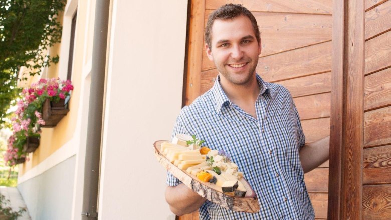 Johannes Bertl with a regional cheeseplate, © Wilhelmsburger Hoflieferanten