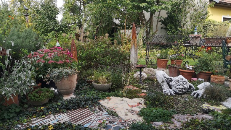 Scherben, Blüten, Blatt und Feder, © "Natur im Garten"