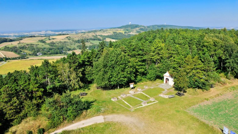 View from the lookout tower over the outline of a building, © Leiser Berge