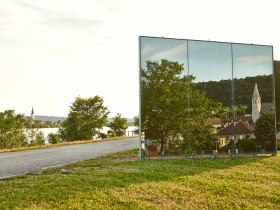 Spiegelskulptur in Klein-Pöchlarn, © Donau NÖ Tourismus/Klaus Engelmayer