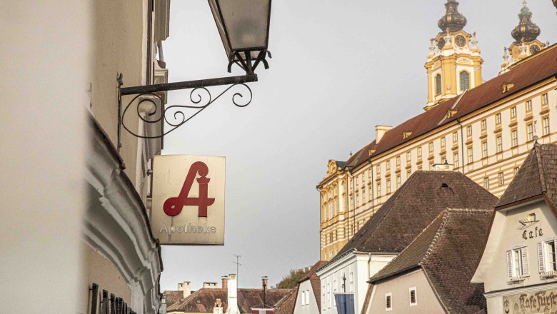 Apothekenzeichen vor dem Stift, © Landschaftsapotheke Melk