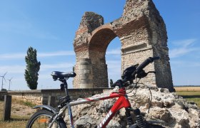 Heidentor Petronell-Carnuntum, Fahrrad, © Donau Niederösterreich, Neubauer