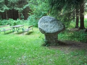 Granitstein auf gemauertem Sockel am Ursprung der "Deutschen Thaya", © Johann Wurz