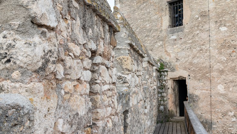 Mury miejskie przy wieży Reckturm, © Wiener Alpen, Christoph Schubert