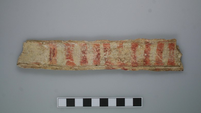 Segment of mammoth ivory painted with red stripes, © ÖAI, ÖAW