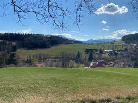 Der kleine Ort Prigglitz und dahinter die Rax, © Wiener Alpen in Niederösterreich