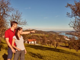 Wanderer hoch über Marbach im Nibelungengau, © Donau NÖ Tourismus/Klaus Engelmayer