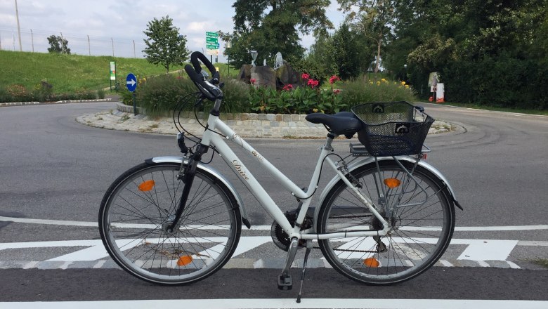 Radreparatur am Donauradweg in Tulln, © Donau Niederösterreich Tourismus, Lydia Hölterer