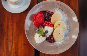 Grießstrudel auf Beerenragout mit Himbeereis, © Niederösterreich Werbung/Daniela Führer