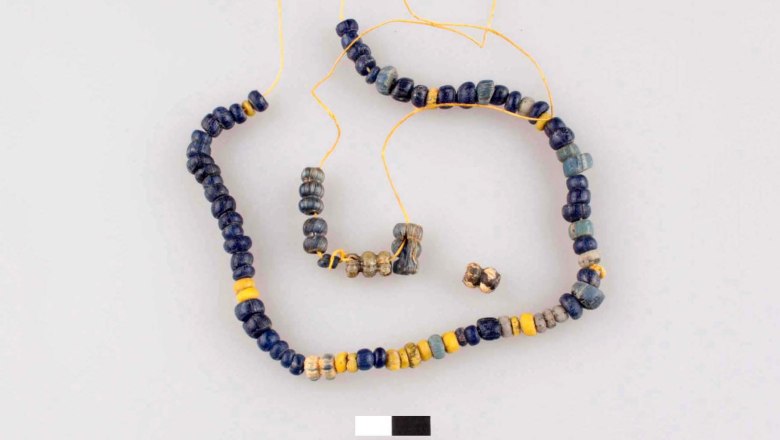 Early medieval glass bead necklace from grave 33 in Pitten, © Landessammlungen Niederösterreich, UF-18946.4