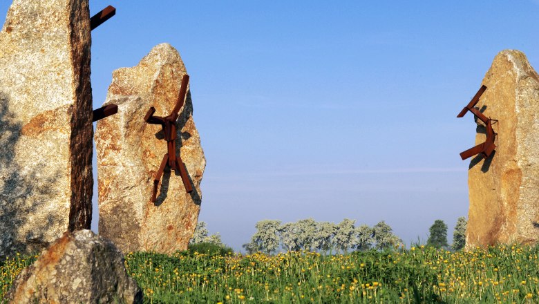 Fünf mächtige Granitfelsen, gestaltet vom Neuhofner Künstler Miguel Horn, symbolisieren die Kontinente der Erde und sind ein Mahnmal für mehr Toleranz und Völkerverständnis.

Perbersdorf, 3364 Neuhofen/Ybbs, Tel.: 07475/52700, www.miguelhorn.at, © Weinfranz