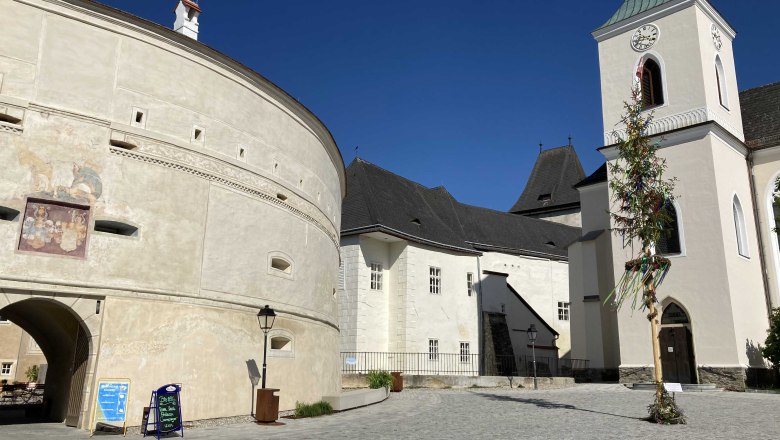 Rondell Schloss Pöggstall mit Pöggstaller Pfarrkirche, © Frühstückspension Gerstbauer