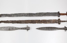 Swords and winged spearheads from the burial ground in Hainbuch, © LSNÖ