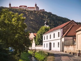 Furth mit Stift Göttweig im Hintergrund, © Donau NÖ Tourismus/Daniela Matejschek