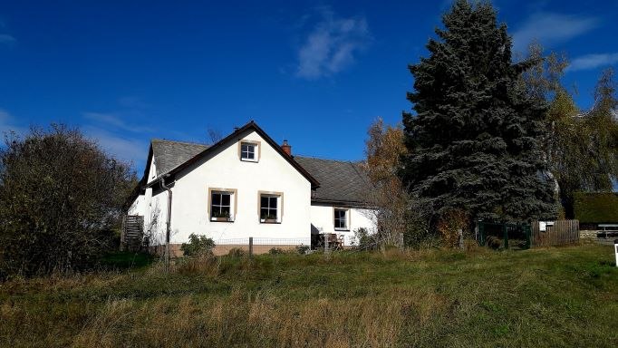 Das Ferienhaus mit rundum eingezäuntem Garten, © U.E.