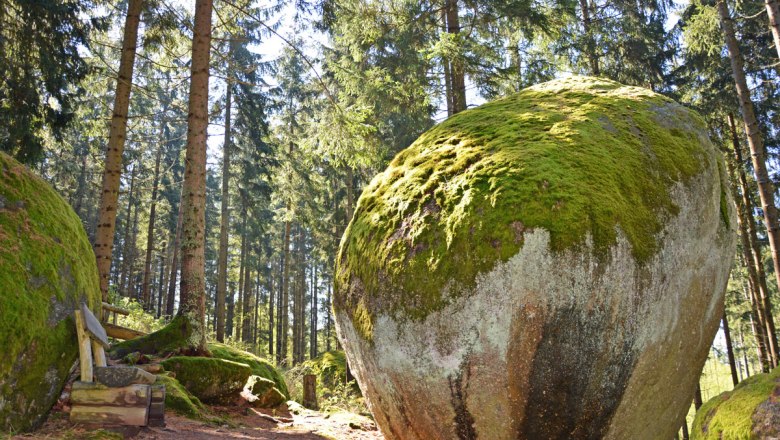 7 Meter im Durchmesser und ein stolzes Gewicht von 500 Tonnen hat der rundliche Härtling, der in seiner Form an den Globus erinnert und im Gebiet von Ober Rosenauerwald Richting Schloss Rosenau liegt. Diese energetisch positive Zone besitzt Bioinformationen, die bei Menschen elektromagnetische Belastungen aufheben., © Stadtgemeinde Groß Gerungs