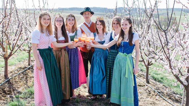 Anstoßen im Obstgarten, © Familie Schreiber