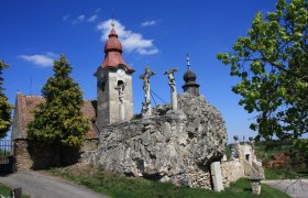 Romanische Pfarrkirche Kühnring und Reste der Burg Kuenring, © Gemeindeamt Burgschleinitz