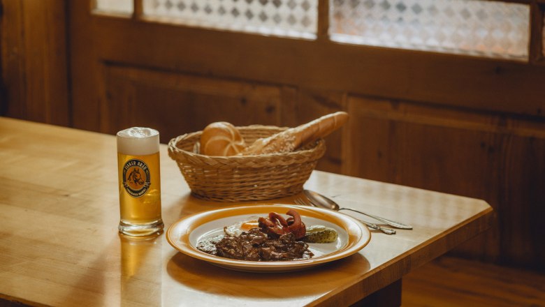 Zum Fiakergulasch passt das helle Fiakerbräu, © Niederösterreich Werbung/Rita Newman