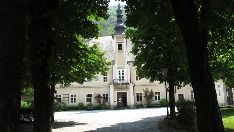 Schifffahrtsmuseum Spitz mit Allee, © Donau NÖ Tourismus/BF