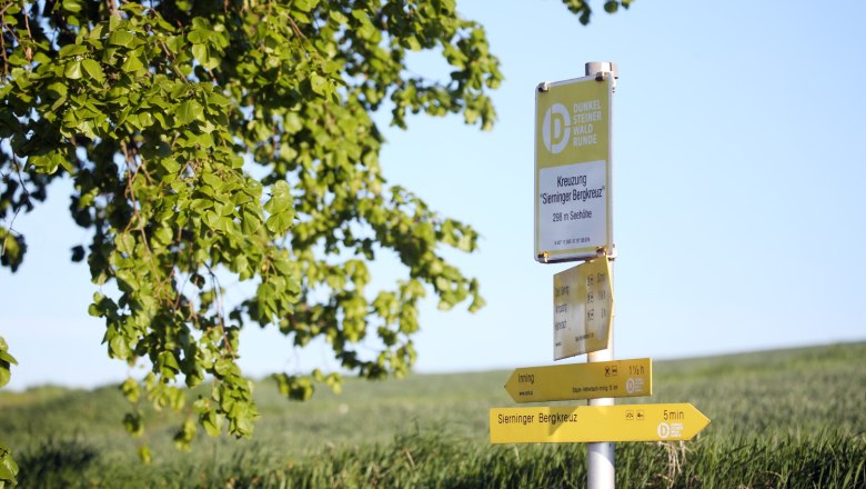 Wegweiser zum Sierninger Bergkreuz, © Weinfranz