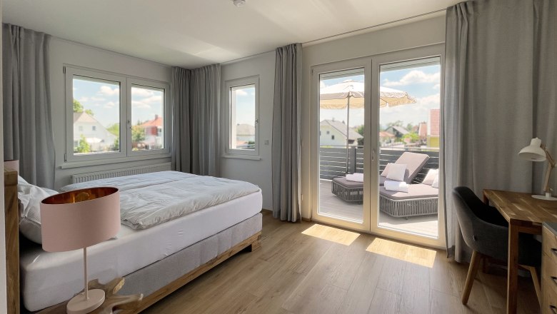 Bedroom 1 with a balcony, © Kay Haderer