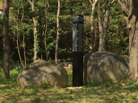 KZ-Gedenkstätte_Säule, © Wienerwald Tourimus GmbH/Stephan Weinberger