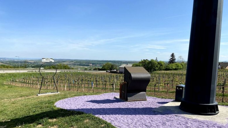 Relaxen im Strandkorb im violetten Sand von Maissau, © Weinstraße Weinviertel