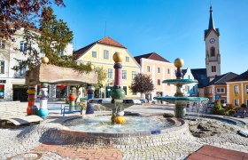 Rynek w Zwettl z fontanną Hundertwassera , © Stadtgemeinde Zwettl, Monika Prinz