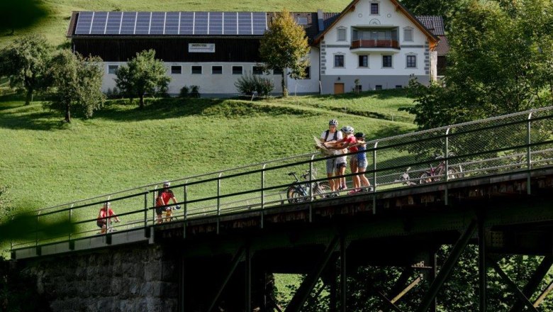 Neben und über den Fluss radeln, © schwarz-koenig.at