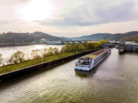 Schiff in der Schleuse bei Ybbs-Persenbeug, © Robert Herbst