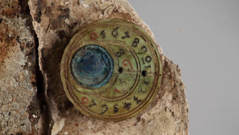 Burial object from the cathedral square: bone pocket sundial made in 1598, © Stadtmuseum St. Pölten/N Gail Wien